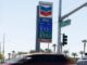 Votantes de EUA expresan su frustración por el alto precio de la gasolina, pero siguen apoyando a Trump.