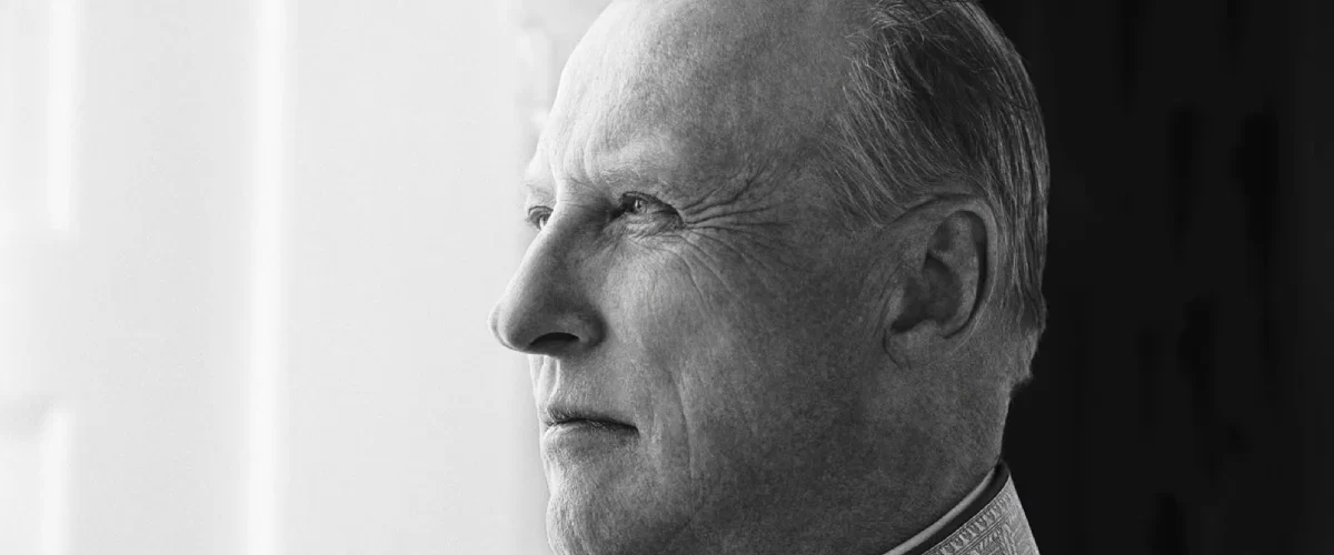 El rey Harald V de Noruega, reconocido por modernizar la monarquía, ha fallecido a los 89 años, dejando un legado significativo.