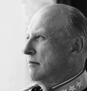 El rey Harald V de Noruega, reconocido por modernizar la monarquía, ha fallecido a los 89 años, dejando un legado significativo.