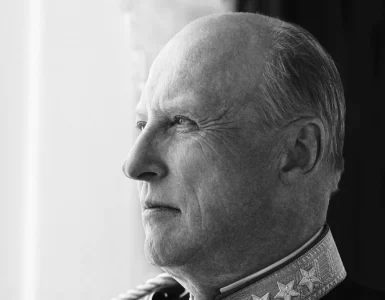 El rey Harald V de Noruega, reconocido por modernizar la monarquía, ha fallecido a los 89 años, dejando un legado significativo.