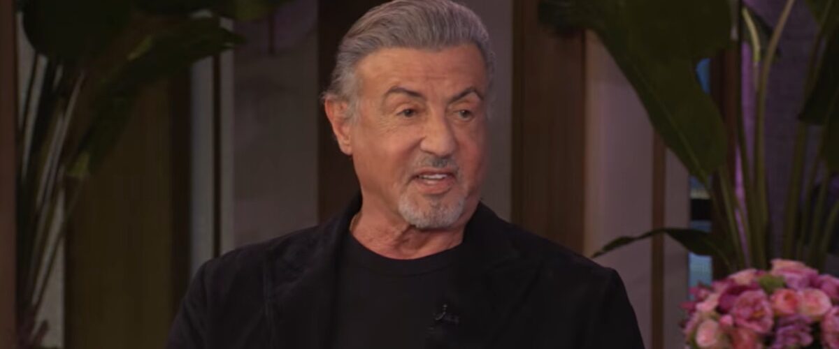 Sylvester Stallone bromea sobre los costos de la boda de su hija y el permiso solicitado por su futuro yerno.