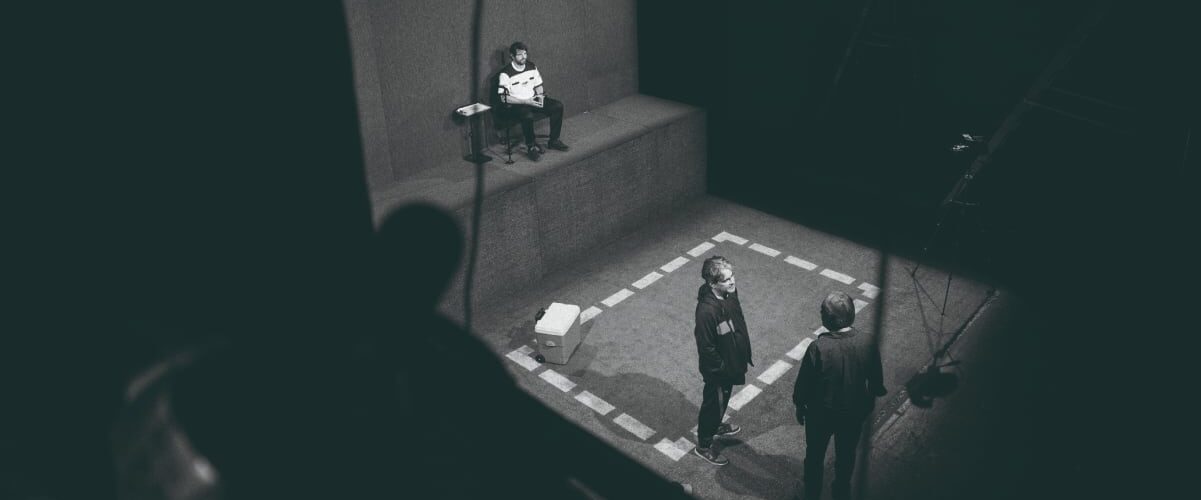 Descubre cómo Juan Villoro transforma la rivalidad futbolística en una pieza teatral innovadora en el Foro Lucerna.
