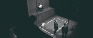 Descubre cómo Juan Villoro transforma la rivalidad futbolística en una pieza teatral innovadora en el Foro Lucerna.