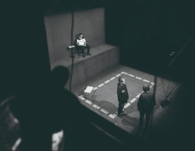 Descubre cómo Juan Villoro transforma la rivalidad futbolística en una pieza teatral innovadora en el Foro Lucerna.