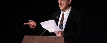 Julian Barnes, autor galardonado, desafía la noción de progreso en el arte durante los Premios Princesa de Asturias.