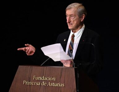 Julian Barnes, autor galardonado, desafía la noción de progreso en el arte durante los Premios Princesa de Asturias.
