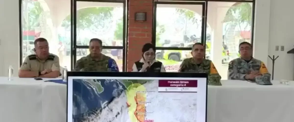 La llegada del huracán Simón con categoría 4 provoca la suspensión de actividades en Jalisco, Colima, Nayarit y Michoacán.