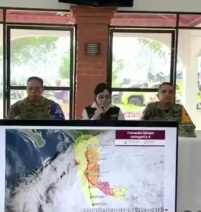 La llegada del huracán Simón con categoría 4 provoca la suspensión de actividades en Jalisco, Colima, Nayarit y Michoacán.